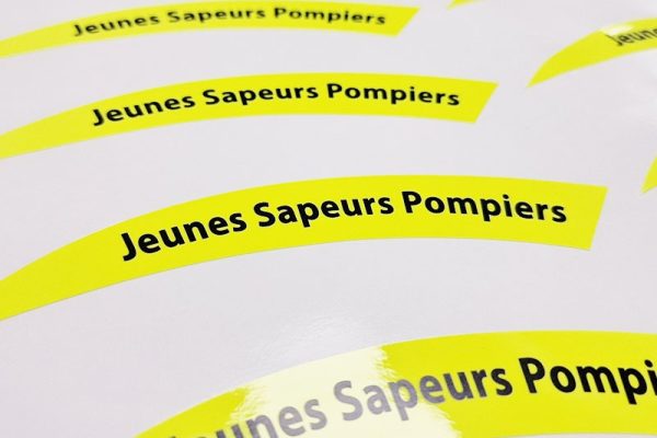 Autocollant sticker moulé fluorescent